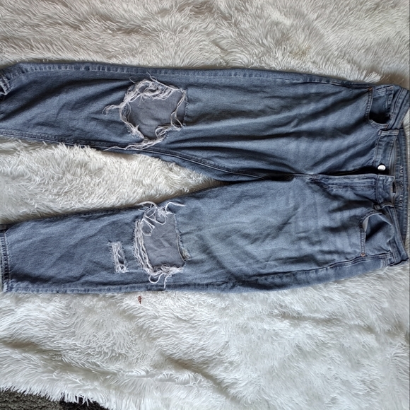 American Eagle Strigid Mom Jeans - Picture 1 of 5